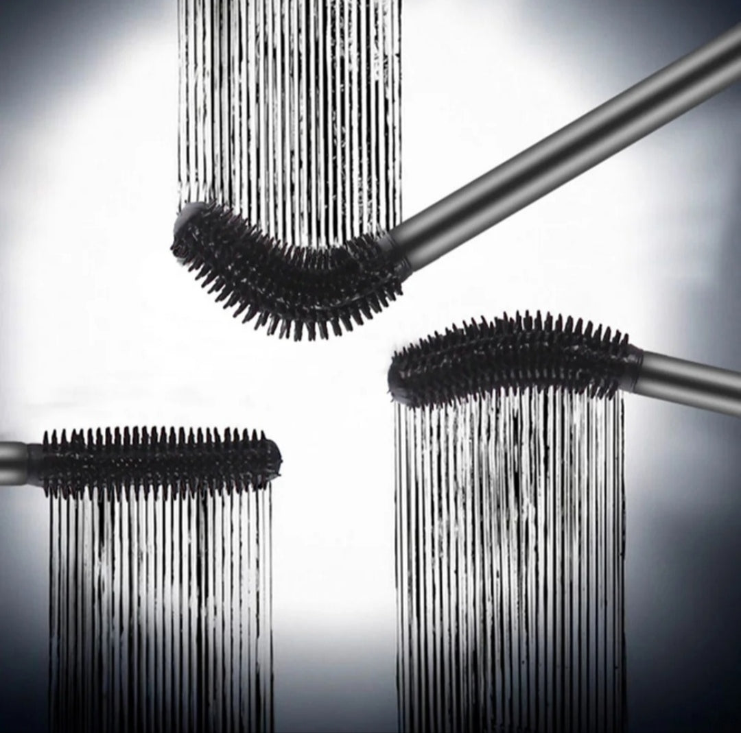 Mascara à brosse flexible et orientable : lueur d'Émeraude Noir